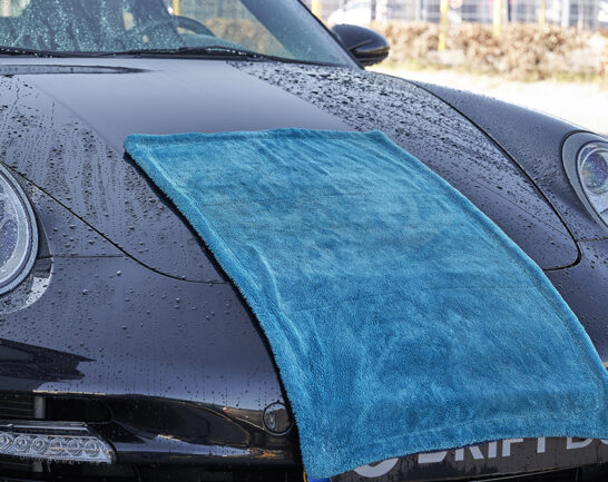 Porsche 997 Turbo wordt gedroogd na een wasbeurt met een Droogdoek 1200 gsm.