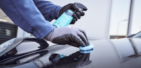 Motorkap van Porsche 997 Turbo wordt gereinigd met een Clay Bar en Clay Lube.