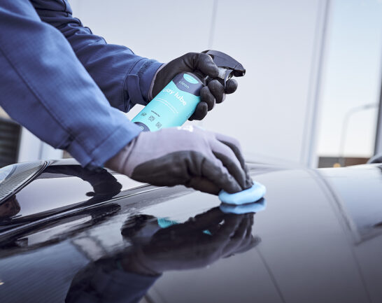 Motorkap van Porsche 997 Turbo wordt gereinigd met een Clay Bar en Clay Lube.