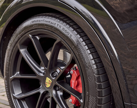 Band van Porsche Cayenne behandeld met Bandenzwart.