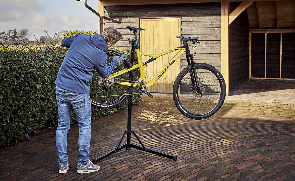 Gele Cannondale MTB wordt schoongemaakt.