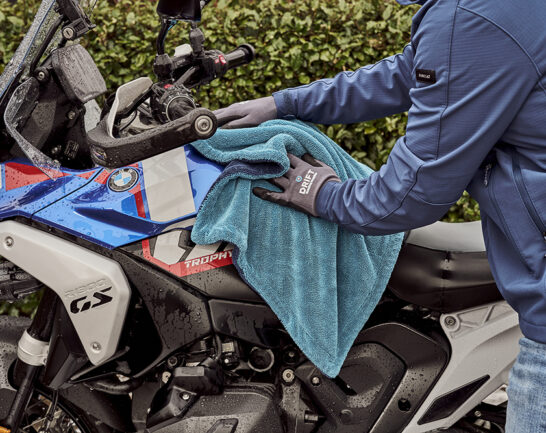 BMW R1300GS wordt na een wasbeurt gedroogd met een Droogdoek 1200 gsm.