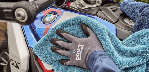 BMW R1300GS wordt na een wasbeurt gedroogd met een Droogdoek 1200 gsm.