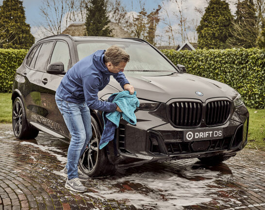 BMW X5 die na een wasbeurt wordt droog gemaakt met een Droogdoek 1600 gsm.