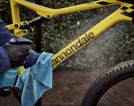 Cannondale MTB die wordt gereinigd met een Bike Cleaner.