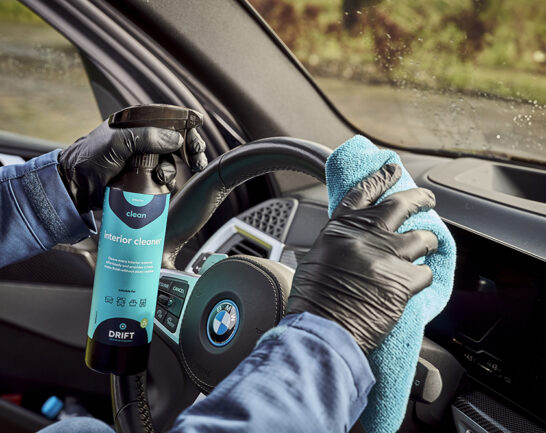 Interieur van een BMW X5 dat wordt gereinigd net een Interieurreiniger.