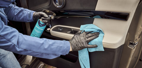 Interieur van een MINI Countryman dat wordt behandeld met een Interieurverzorger in combinatie met een Microvezeldoek.