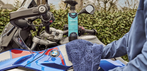 BMW R1300GS die wordt behandeld met een Wax Spray Ceramic in combinatie met een Waxdoek.
