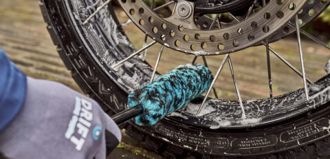 Velg van BMW R1300GS die wordt schoon gemaakt met een Wheel Woolie.