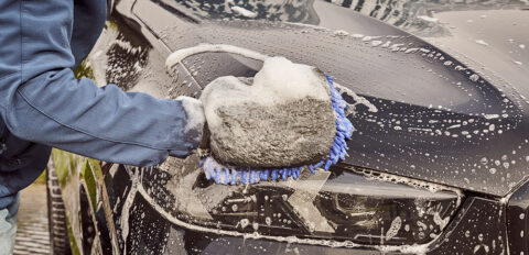 BMW X5 die wordt gewassen met een Washandschoen.