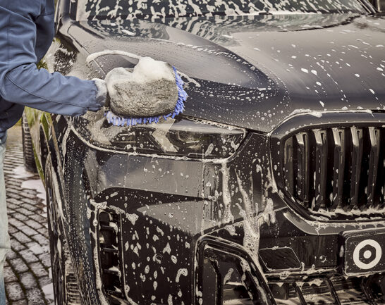 BMW X5 die wordt gewassen met een Washandschoen.