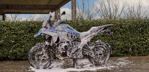 Snowfoam Motorshampoo aangebracht op een BMW R1300GS.