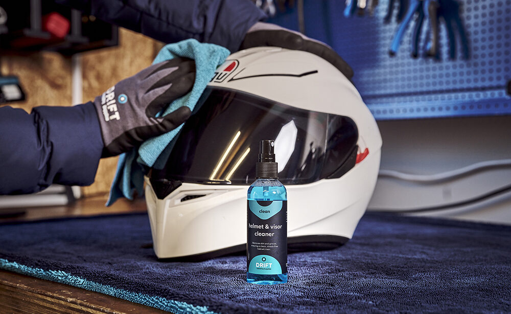 Motorhelm die wordt schoongemaakt met Helm- en Vizierreiniger.