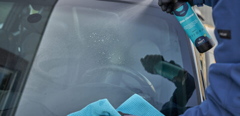 Voorruit wordt gereinigd met Glass Cleaner en Glasdoek.