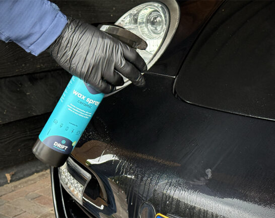 Ceramic Wax Spray wordt aangebracht.